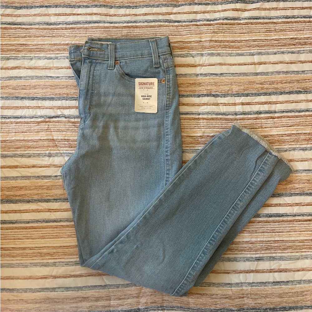 Signature by Levi light wash high rise skinny jeans, new with tags
